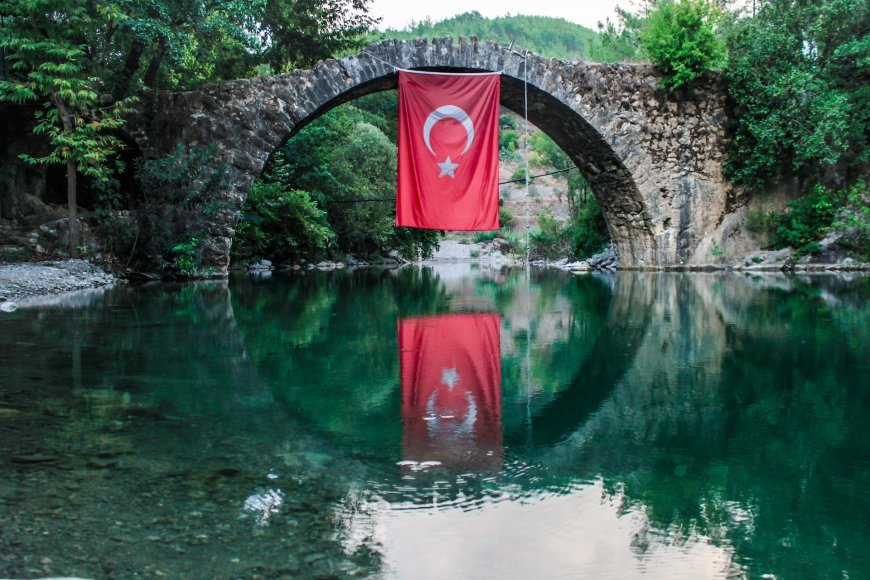 Turkey-flag-on-the-old-bridge-of-Istanbul