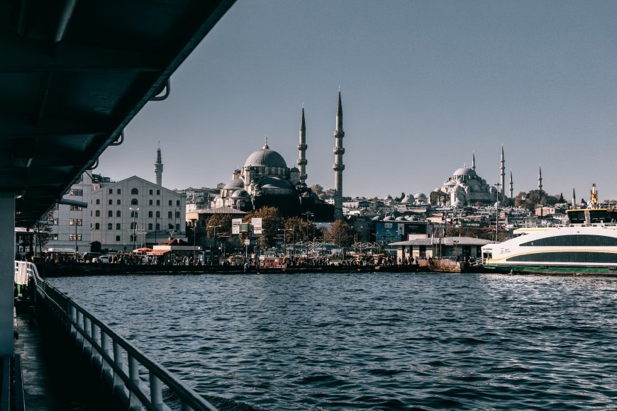 Embankment with sea and ancient mosque